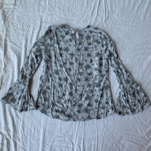 Erin Blair Grey & Black Floral Print Long Bell Sleeve Beachy Bohorayon Blouse - Picture 2 of 4